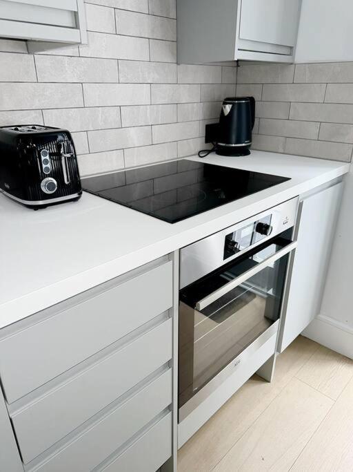 Londwell, Luxe And Leaves, Chelsea Flat With Private Garden Apartment ลอนดอน ภายนอก รูปภาพ