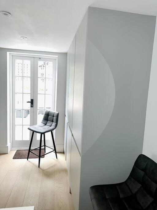Londwell, Luxe And Leaves, Chelsea Flat With Private Garden Apartment ลอนดอน ภายนอก รูปภาพ