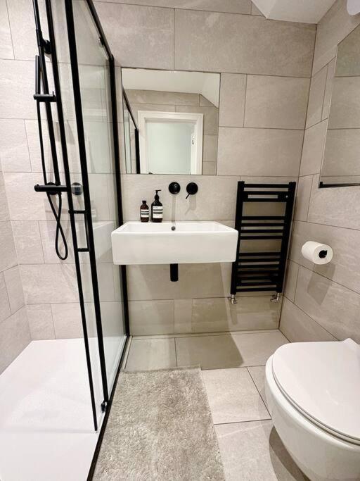 Londwell, Luxe And Leaves, Chelsea Flat With Private Garden Apartment ลอนดอน ภายนอก รูปภาพ